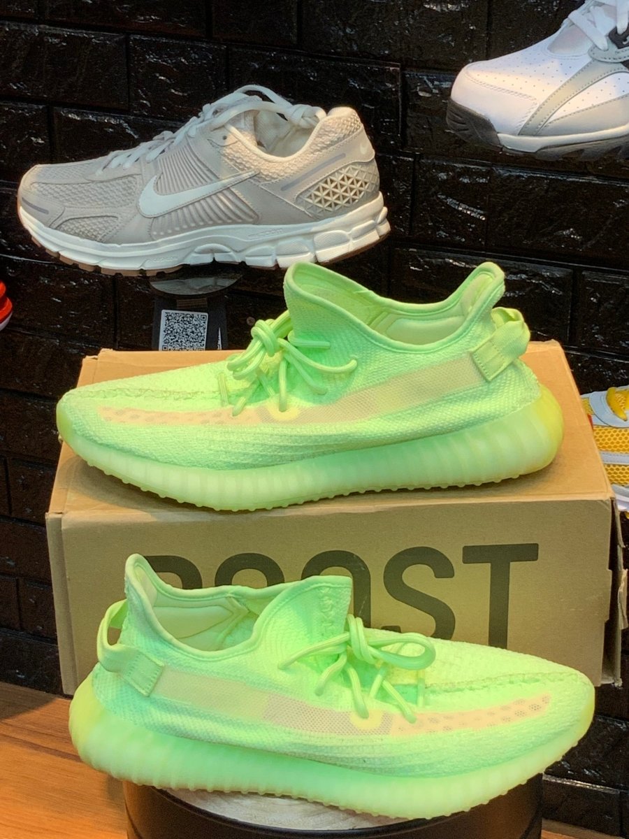 Yeezy Boost 350 V2 Glow - Gently Enjoyed (Used) Men 11.5 - Rep Box - Low Sneaker - Jawns on Fire Sneakers & Shoes