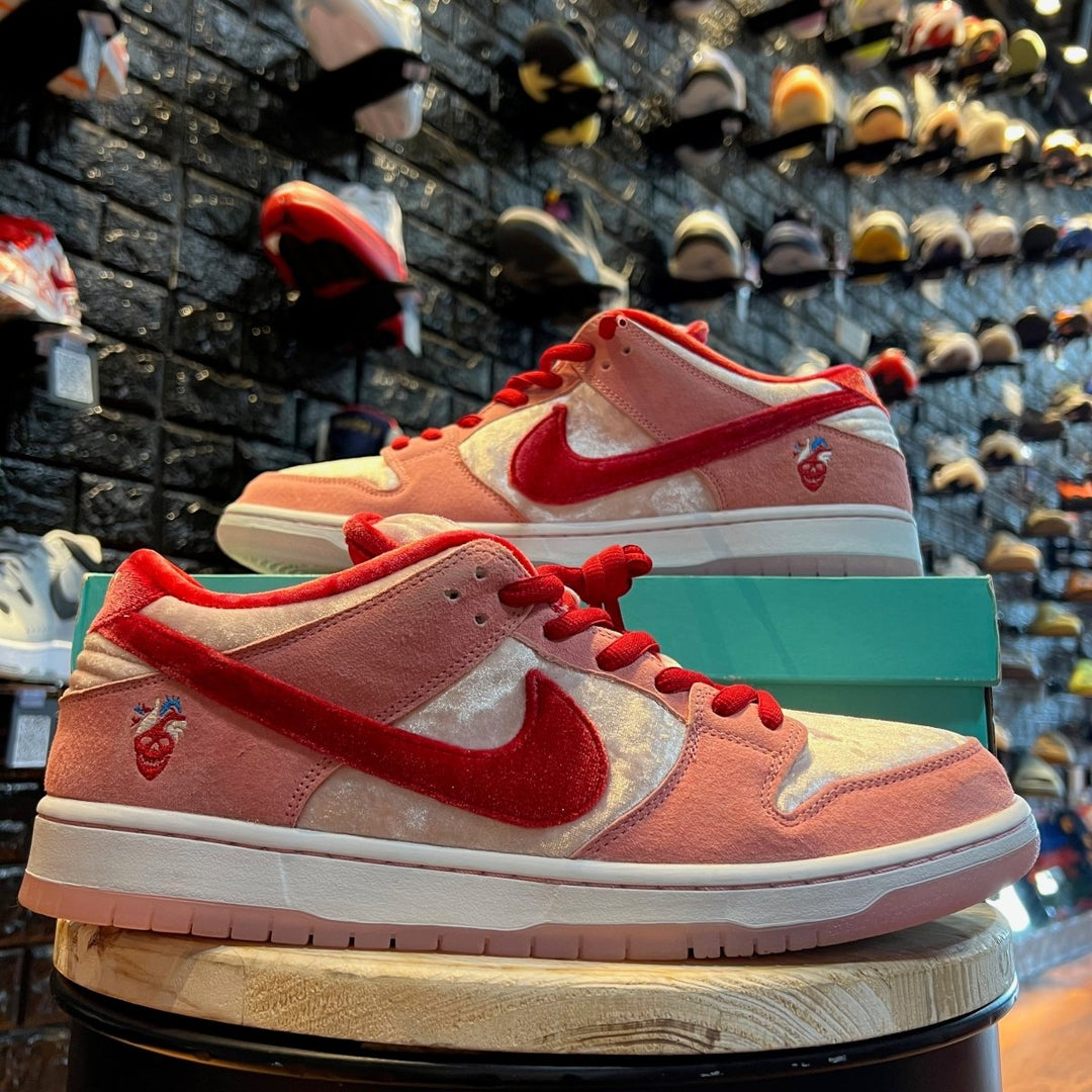 Nike shops sb x strange love